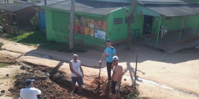 Camaquã - alguns moradores do bairro Ouro Verde fazem mutirão e põem canos em local de difícil acesso
