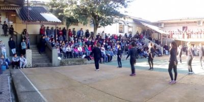 Escola Ana César, em Camaquã, reinicia aulas com atividades da Semana do Estudante