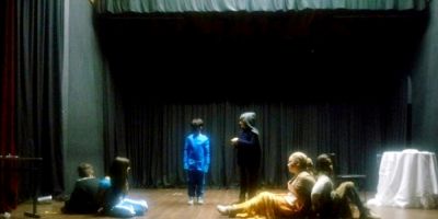 Alunos de teatro apresentam processo de montagem das peças no Coliseu, em Camaquã