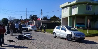 FOTOS E VÍDEO: acidente envolvendo carro e moto deixa motociclista ferida em Camaquã