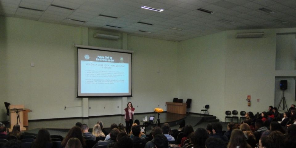 Polícia Civil realiza palestra no IFSul Camaquã sobre violência contra a mulher
