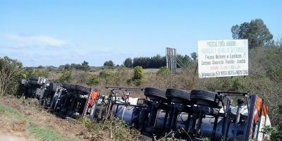 Tapes - acidente de trânsito envolvendo 3 carretas próximo a ponte do arroio Velhaco