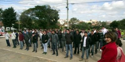 Jovens cristalenses alistados no Exército Brasileiro prestam juramento à bandeira