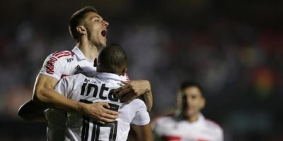 São Paulo vence a Chapecoense e fecha 1º turno como líder