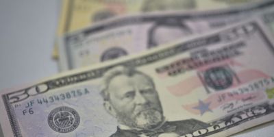Dólar atinge maior valor em dois anos e meio e chega a R$ 3,957
