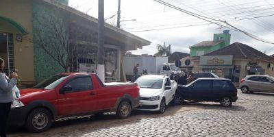FOTOS: acidente envolvendo quatro veículos deixa trânsito lento no centro de Camaquã