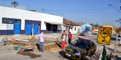 Tapes - Departamento de Trânsito instala lombada em frente à Escola Estadual Miguel Nunes Rebello