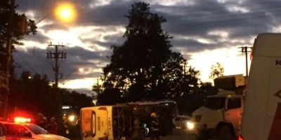 Colisão entre ônibus e caminhão deixa 35 feridos em Gravataí
