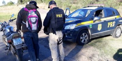 PRF prende em Cristal homem embriagado pilotando moto com placa falsa