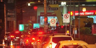Após boatos sobre greve, postos de combustíveis têm filas em Porto Alegre