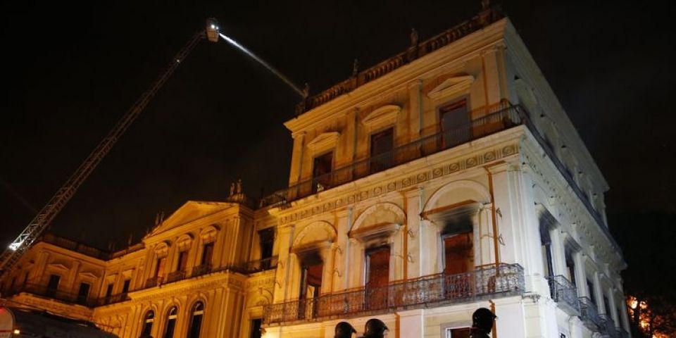 Incêndio no Museu Nacional foi controlado por volta das 3 horas