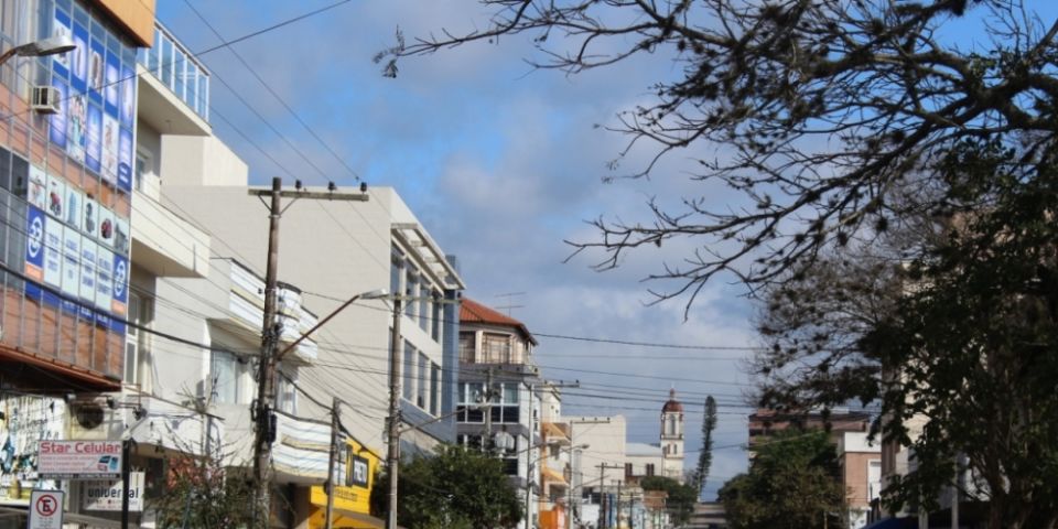 Tempo firma na terça-feira, com manhã fria no RS