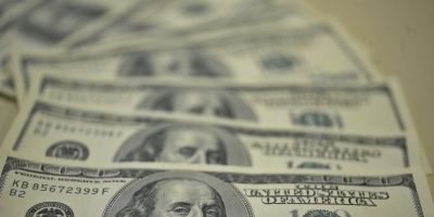 Dólar sobe e abre perto de R$ 4,20