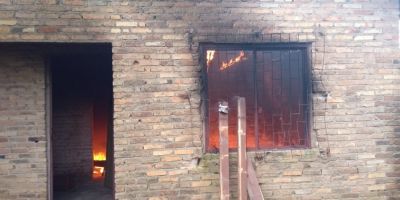Casa abandonada pega fogo no bairro São Luiz em Camaquã