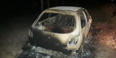 Homem é encontrado morto e carro incendiado no interior de São Lourenço do Sul