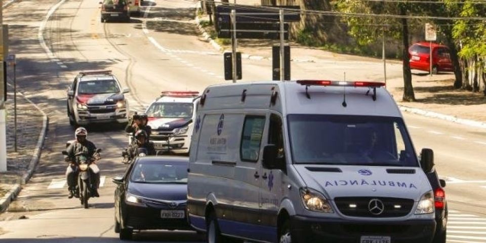 "Estou bem e me recuperando", diz Bolsonaro no Twitter