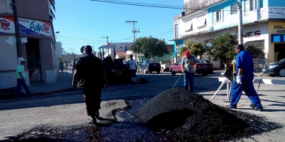 Servidores realizam manutenção do asfalto em ruas centrais de Camaquã