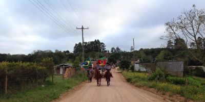 Cavalarianos de Chuvisca buscam Chama Crioula no interior de Dom Feliciano para abertura dos Festejos Farroupilhas