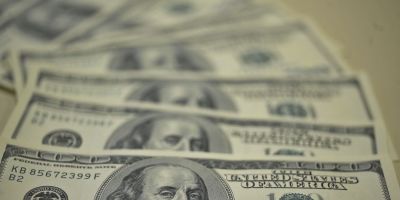 Dólar abre semana em baixa, cotado a R$ 4,12