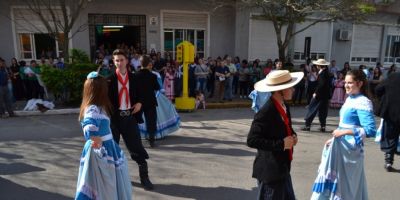 FOTOS: Grupo tradicionalista faz apresentação em via pública na frente da Prefeitura de Camaquã