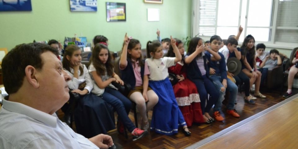 Administração Pública é tema para alunos que visitam a Prefeitura de Camaquã