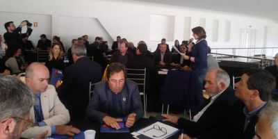 Prefeita de Cristal participa de reunião com a Famurs em Esteio