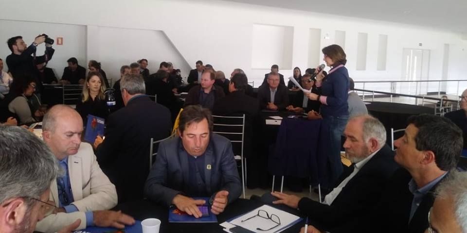 Prefeita de Cristal participa de reunião com a Famurs em Esteio