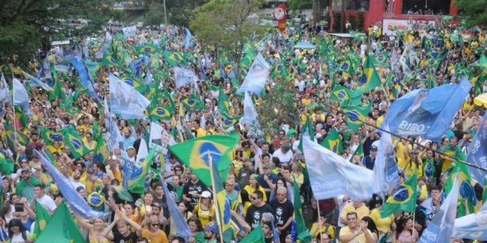 Avenida Goethe é palco de ato em favor de Jair Bolsonaro em Porto Alegre