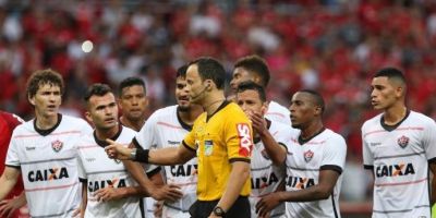 Trios de arbitragem envolvidos em lances polêmicos no fim de semana são "rebaixados"