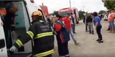 Motociclista bate em caminhão estacionado e fica ferido no bairro Viégas, em Camaquã