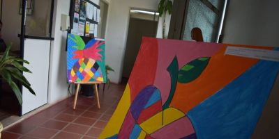 Obras de Romero Britto são pintadas em tela por alunos da escola infantil Primeiros Passos, em Cristal