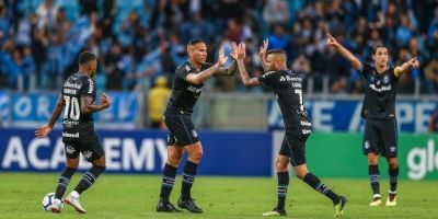 No sufoco, Grêmio só empata com o Bahia em 2 a 2 e deixa o G4