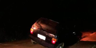 Carro cai em buraco na estrada da Laura Azambuja, no interior de Camaquã