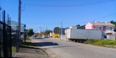 FOTOS: caminhão derruba postes de linha telefônica em Camaquã