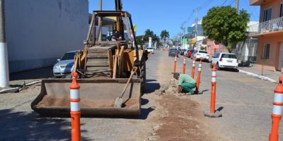 Começa o nivelamento da Rua Bento Gonçalves em Camaquã