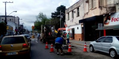 Ruas do centro e Olaria recebem recalçamento em Camaquã
