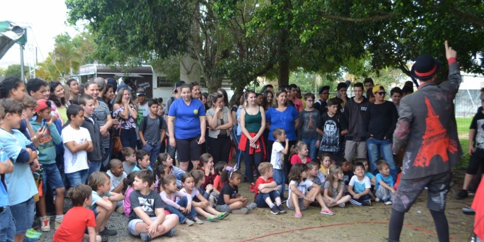 FOTOS: estudantes lotam AABB no primeiro dia de Feira do Livro em Camaquã