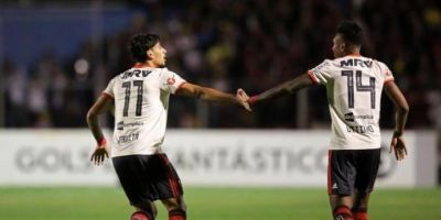 Flamengo goleia o Paraná e Inter cai para o 3º lugar