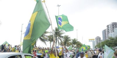 Avenida em frente à casa de Bolsonaro é fechada para o trânsito