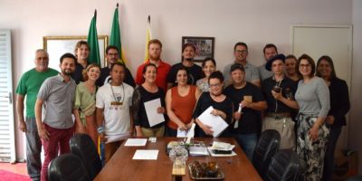 Artistas cristalenses assinam contrato para produção