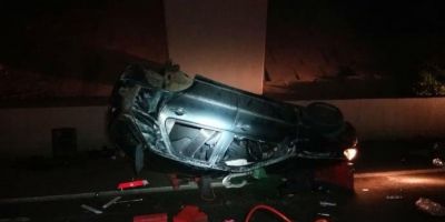 Acidente na freeway deixa uma criança gravemente ferida