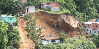 Deslizamento de terra deixa 10 mortos e 11 feridos em Niterói