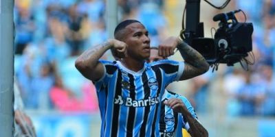 Grêmio sofre, mas vira sobre o Vasco e chega ao G4 do Brasileirão