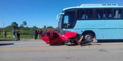Acidente entre ônibus de turismo e carro mata jovem em Pinheiro Machado