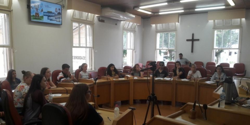 Primeira reunião com grupo de alunos que compõe a Câmara Mirim de Camaquã é realizada pelo Legislativo