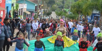 Feira do Livro de Dom Feliciano é aberta com desfile de personagens do mundo da Imaginação