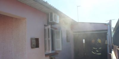 FOTOS: incêndio atinge casa no bairro Olaria em Camaquã