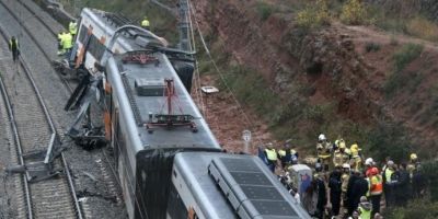 Descarrilamento de trem deixa um morto e 49 feridos na Espanha