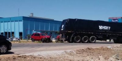 VÍDEO: caminhonete colide em carreta na BR-116 que saía de empresa em Camaquã