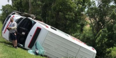 Acidente deixa ambulância fora da pista na BR-116 em Camaquã